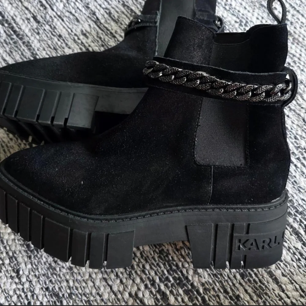 Karl Lagerfeld Black Suede Platform Chelsea Boots w/ Chain Detail 6.5 Fit Like 7